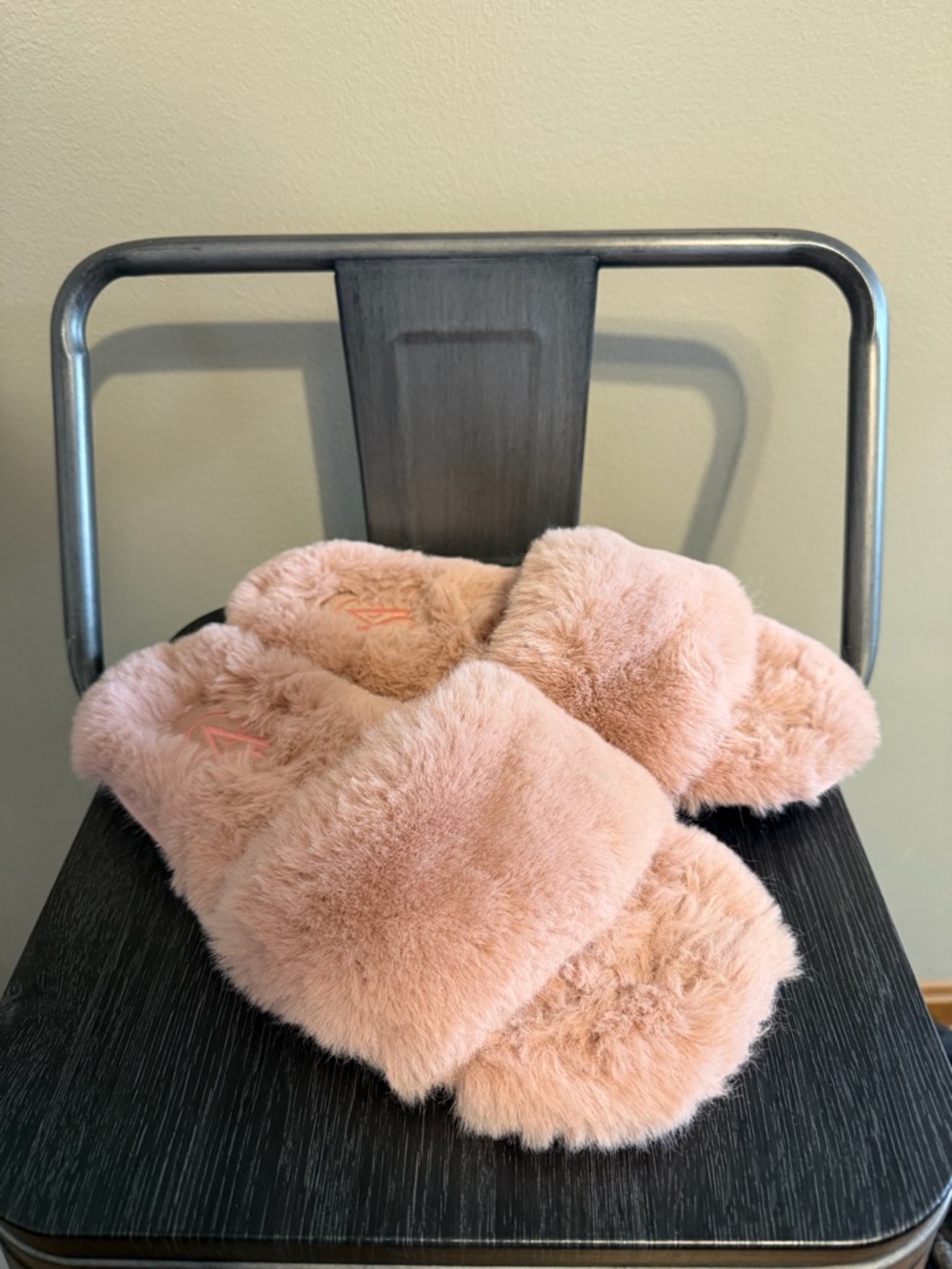 VS Pink Faux Fur Slippers Mauve Size L Cozy Plush Slip On House Shoes
